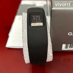 New VivoFit 4 Activity Tracker Size S-M